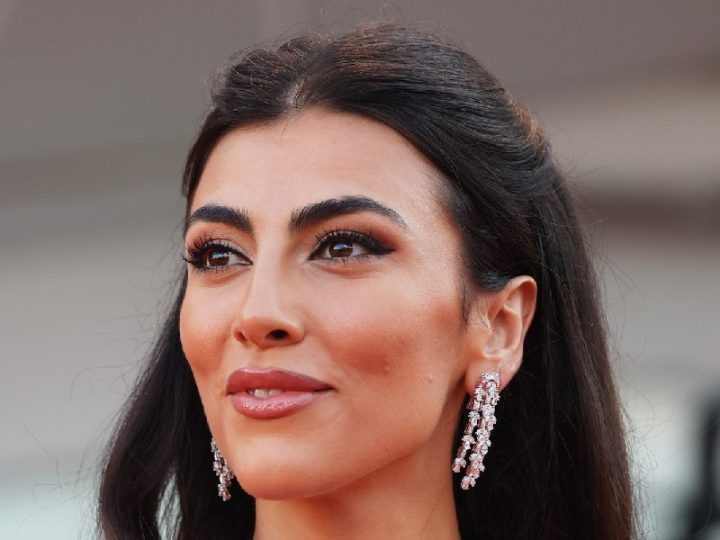 Giulia Salemi per Roberto Cavalli: i paparazzi catturano gli scatti del suo stile tropicale da urlo!