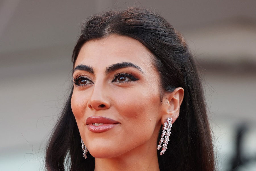 Giulia Salemi per Roberto Cavalli: i paparazzi catturano gli scatti del suo stile tropicale da urlo!