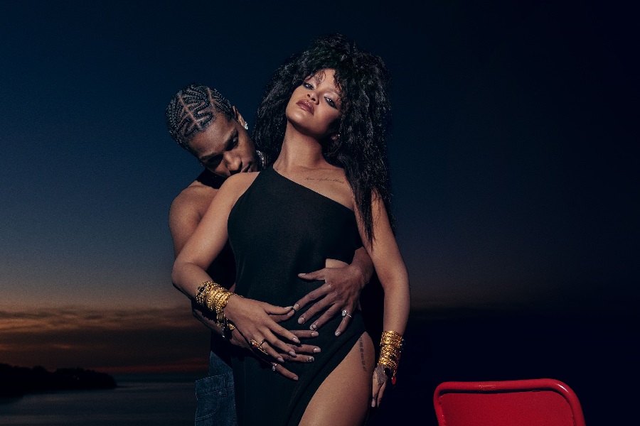 Rihanna e A$AP Rocky svelano in esclusiva le adorabili immagini del neonato Riot Rose!