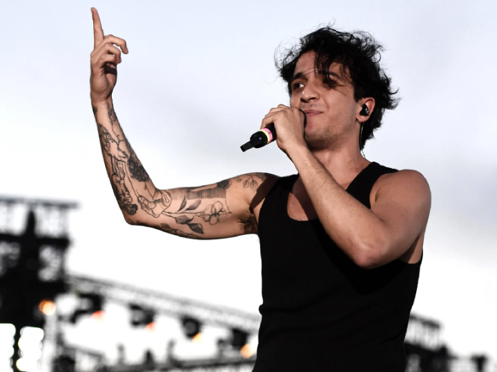 Tananai ritardo clamoroso! Canta solo 15 minuti e abbandona il palco. Il pubblico infuriato!