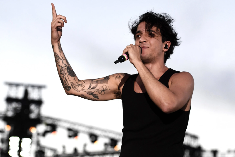 Tananai ritardo clamoroso! Canta solo 15 minuti e abbandona il palco. Il pubblico infuriato!