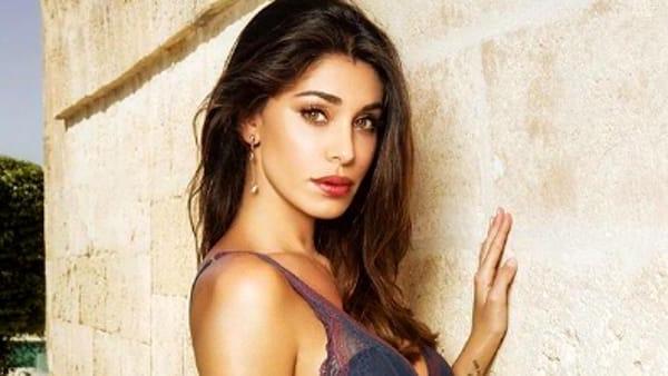 Belén Rodríguez, il selfie che ha diviso il web: nuda o no, la domanda che tutti si fanno!