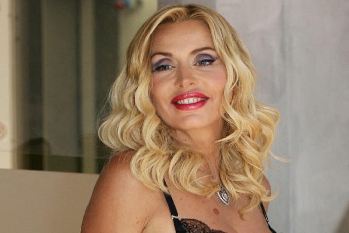 Scandalo all’aeroporto di Palermo: Valeria Marini svela il segreto!