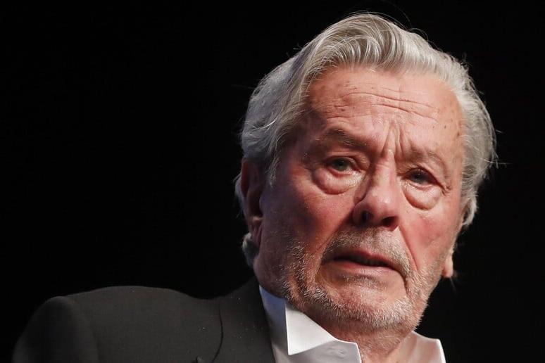 Incredibile scoperta nella tenuta di Alain Delon: un arsenal che fa tremare la Francia!