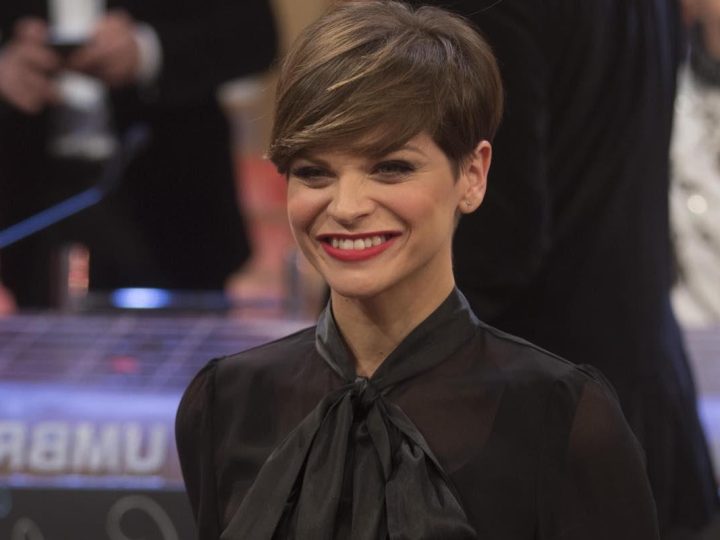 Scopri cosa ha spinto Alessandra Amoroso a cambiare idea sul firmare autografi al Festival di Sanremo 2024 – La sorpresa che ha fatto impazzire i social!