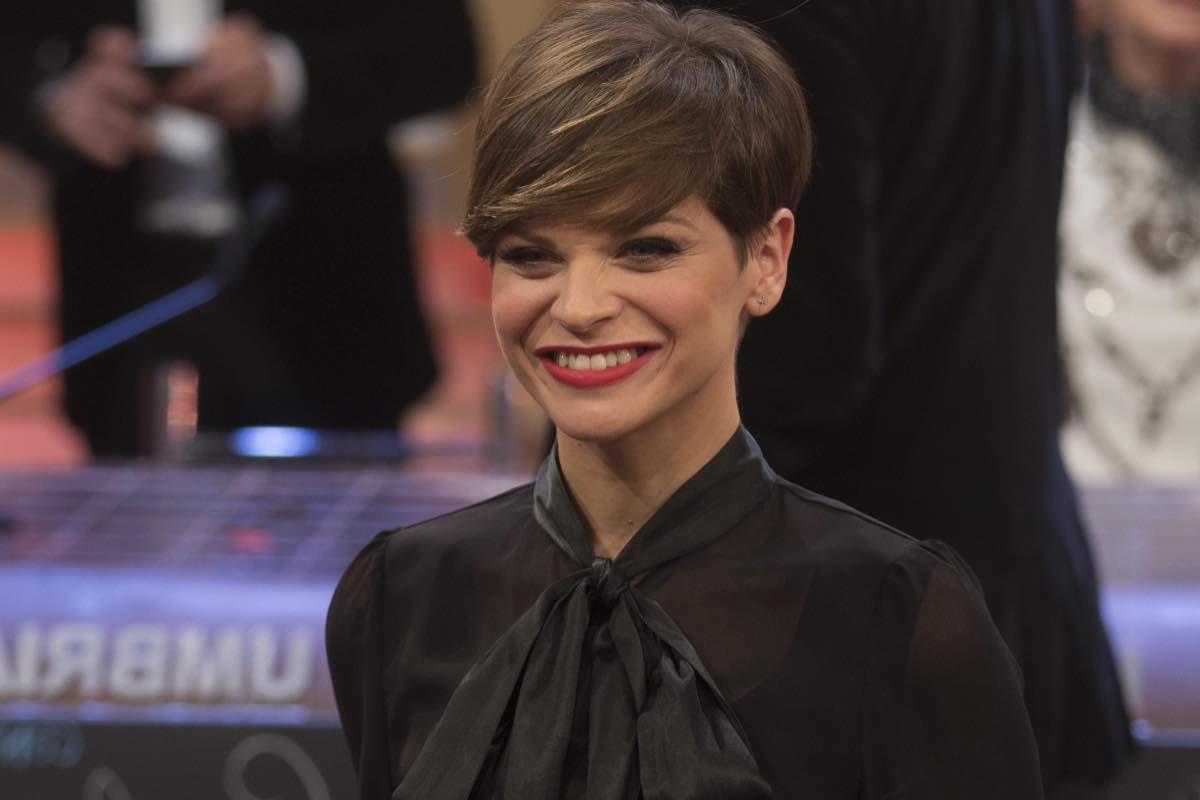 Scopri cosa ha spinto Alessandra Amoroso a cambiare idea sul firmare autografi al Festival di Sanremo 2024 – La sorpresa che ha fatto impazzire i social!