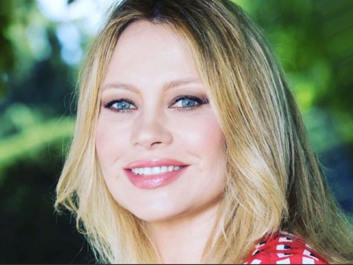 Anna Falchi pizzicata durante un travolgente bacio in macchina. Ma di chi si tratta? Ecco l’uomo misterioso!