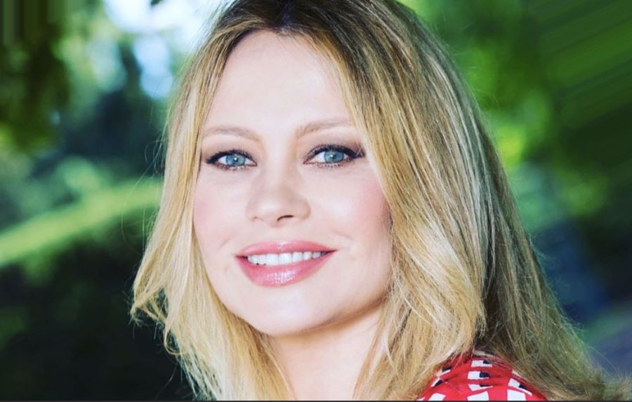 Anna Falchi pizzicata durante un travolgente bacio in macchina. Ma di chi si tratta? Ecco l’uomo misterioso!